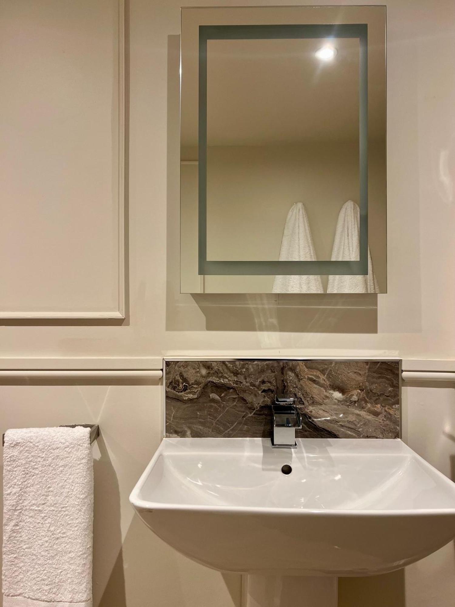 Number 3 Pier Road Suites 휫비 외부 사진